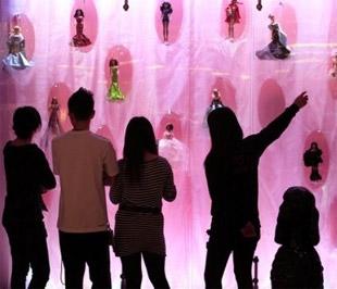 Một nhóm khách hàng tại cửa hàng búp bê mang thương hiệu Barbie ở Thượng Hải, Trung Quốc - Ảnh: AP.