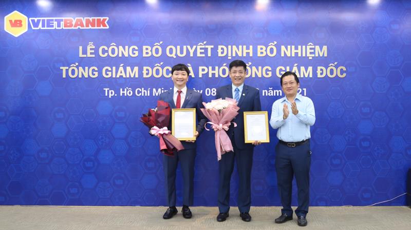 Ông Lê Huy Dũng (giữa) chính thức được bổ nhiệm giữ chức vụ Tổng Giám đốc Vietbank từ 8/3/2021