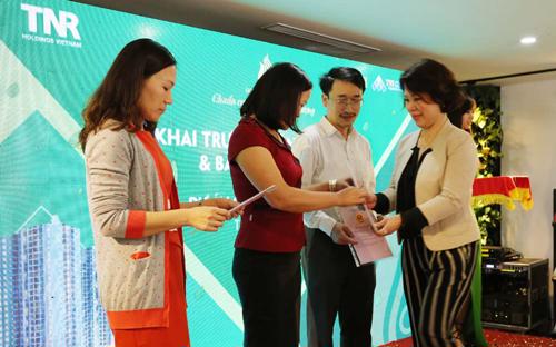 Bà Hồ Thị Thanh Thủy - Giám đốc Trung tâm Dịch vụ khách hàng&nbsp;và Quản lý sản phẩm dự án GoldSilk trao sổ đỏ tới đại diện cư dân khu liền kề.