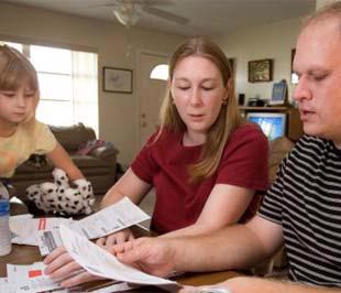 Tony và Carrie Forsyth, với đứa con gái 4 tuổi của họ, Samantha, đang xem hóa đơn. Sau khi nợ trong thẻ tín dụng lên tới 20.000 USD, họ nhận thấy xin phá sản là cách duy nhất để họ có thể được ở lại trong ngôi nhà ở bang Florida.