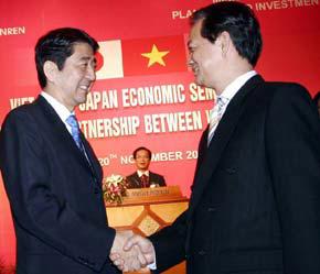 Cái bắt tay đầy thân mật trong cuộc gặp tháng 11/2006 giữa Thủ tướng Nguyễn Tấn Dũng và Thủ tướng Nhật khi đó là ông Shinzo Abe - Ảnh: Việt Tuấn.