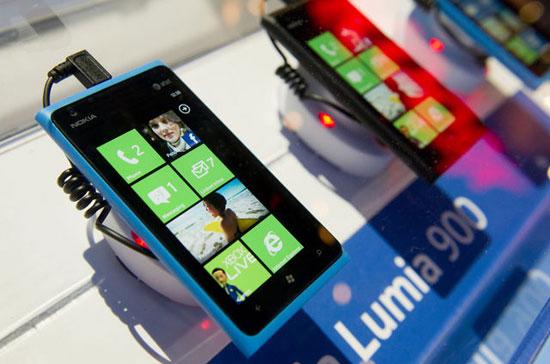 Trước khi tung ra thị trường Mỹ, Nokia Lumia 900 được giới chuyên môn đánh giá rất cao, nào là quân át chủ bài, nào là bom tấn của hãng điện thoại Phần Lan - Ảnh: BLB.