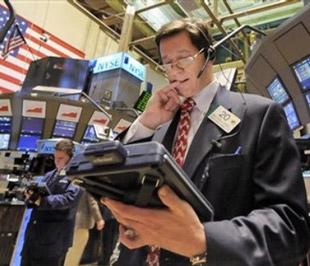 Chứng khoán Mỹ đồng loạt giảm điểm hôm thứ Năm, đẩy chỉ số Dow Jones xuống mức thấp nhất trong vòng 6 năm qua - Ảnh: AP.