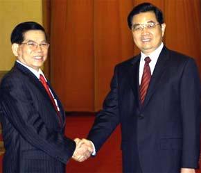 Tổng bí thư, Chủ tịch nước Cộng hòa Nhân dân Trung Hoa Hồ Cẩm Đào (phải) đón Chủ tịch nước Nguyễn Minh Triết tại Đại lễ đường nhân dân.