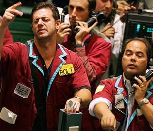 Nhân viên giao dịch trên sàn NYMEX (Mỹ) quay cuồng với "điệu nhảy" của giá dầu.