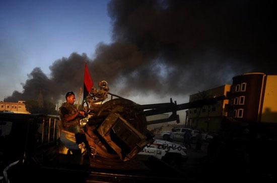 Một chiến binh thuộc phe nổi dậy tại Tripoli. Chiến cuộc tại Libya đang đi dần đến hồi kết - Ảnh: AFP.