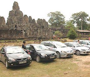 Đoàn dừng chân trước đền Angkor Wat - Ảnh: Trọng Anh
