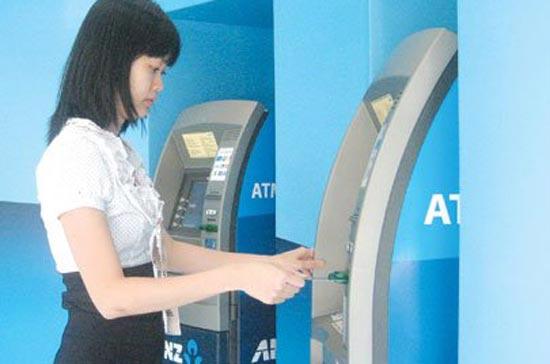 Khách hàng sử dụng máy ATM của ANZ - Ảnh: Lê Toàn.