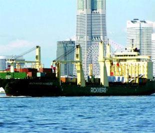 Cảng Singapore được xem là thương cảng sầm uất nhất thế giới.