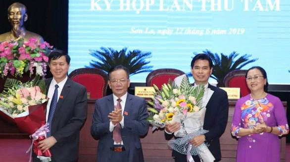 Lãnh đạo tỉnh Sơn La chúc mừng ông Hoàng Quốc Khánh (thứ 2 từ phải sang) được bầu làm Chủ tịch UBND tỉnh.