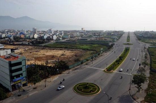 Một con đường mới mở tại thành phố ven biển Đà Nẵng. Năm 2012, tổng vốn đầu tư toàn xã hội dự kiến sẽ giảm còn khoảng 977 nghìn tỷ đồng, bằng khoảng 33,5% GDP ở mức tăng GDP 6% - Ảnh: Getty.