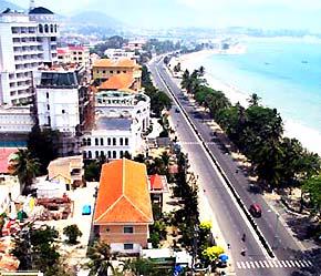 Một đoạn đường chạy dọc bờ biển tại Nha Trang.