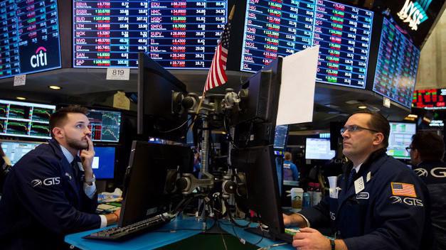 Có thời điểm Dow Jones giảm tới 1.600 điểm - Ảnh: Bloomberg.