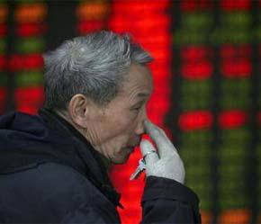Một nhà đầu tư tại thị trường chứng khoán Thượng Hải - Ảnh: Reuters.