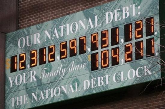 Chiếc đồng hồ thông báo công khai diễn biến mức nợ quốc gia của nước Mỹ, được đặt tại thành phố New York - Ảnh: Reuters.