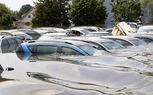 Rất nhiều ôtô đã bị nước lũ nhấn chìm trong trận ngập lụt đang xảy ra tại Trung Âu - Ảnh: Carscoops.<br>
