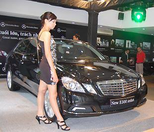 Mẫu sedan E300 có mặt tại tuần lễ E-Class của Mercedes-Benz Vietnam Star.