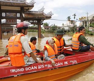“Siêu bão” đã đi qua, nhưng những thiệt hại mà người dân khu vực miền Trung và Tây Nguyên đang phải gánh chịu là không nhỏ - Ảnh: Reuters.