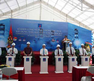 Chủ tịch nước Nguyễn Minh Triết cùng lãnh đạo các bộ, ngành và chủ đầu tư ấn nút khởi động dự án.