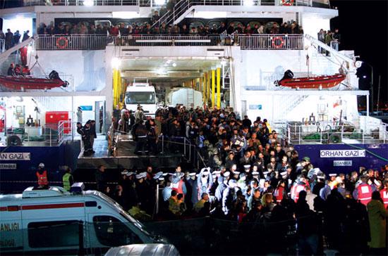 Công nhân Thổ Nhĩ Kỳ được đưa từ Libya đến cảng Marmaris bằng phà biển - Ảnh: Reuters.
