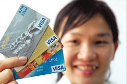Hiện ACB đã phát hành 60.000 thẻ tín dụng quốc tế, 305.000 thẻ ghi nợ quốc tế, chiếm tổng cộng gần 30% thị phần thẻ quốc tế tại Việt Nam.