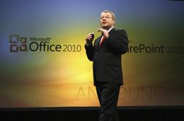 Stephen Elop, Giám đốc kinh doanh của Microsoft, giới thiệu Office 2010 - Ảnh: Reuters.