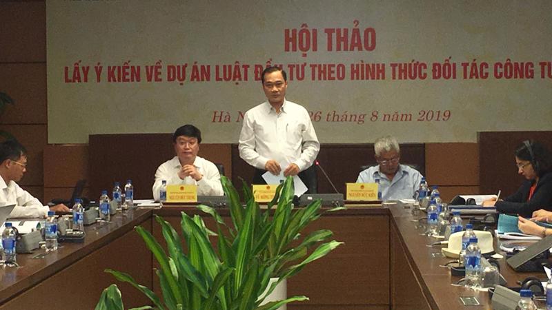 Chủ nhiệm Uỷ ban Kinh tế Vũ Hồng Thanh phát biểu tại phiên thảo luận. 