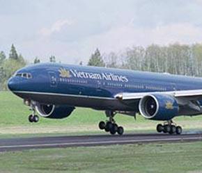 Giá dầu tăng cao từ đầu năm tới nay buộc Vietnam Airlines phải mua xăng hàng không với giá cao hơn 38% so với tính toán ban đầu.