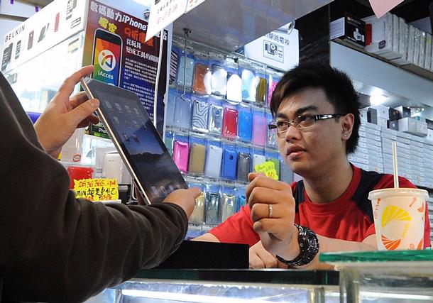 Khách hàng xem máy tính bảng iPad tại một cửa hàng máy tính ở Hồng Kông hôm 9/4. iPad mới được Apple chính thức bán lẻ tại Mỹ hôm 3/4 - Ảnh: Getty/Daylife.