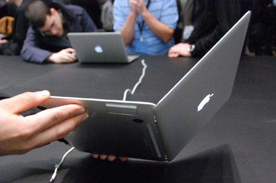 Sự ra đời của MacBook Air được coi là nguyên nhân dẫn tới quyết định khai tử MacBook vỏ nhựa của Apple.