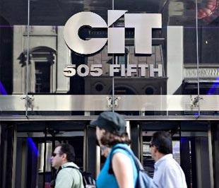 Khủng hoảng tài chính và suy thoái đã khiến CIT trải qua 8 quý ròng liên tục thua lỗ, với tổng mức lỗ 3,4 tỷ USD - Ảnh: Bloomberg.