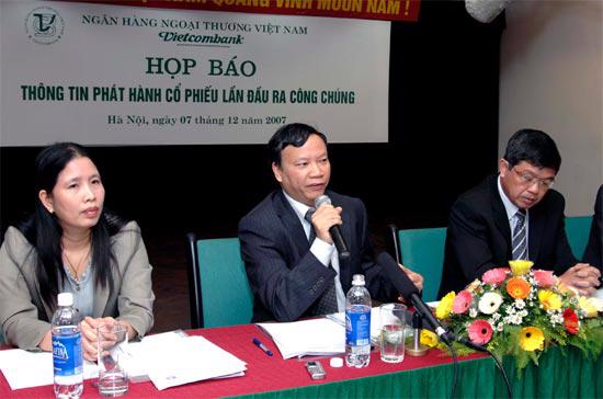 Cuộc họp báo công bố thông tin bán đấu giá cổ phần lần đầu ra công chúng của Vietcombank, diễn ra tháng 12/2007. Người ngồi giữa là Chủ tịch Hội đồng Quản trị Vietcombank, ông Nguyễn Hòa Bình.