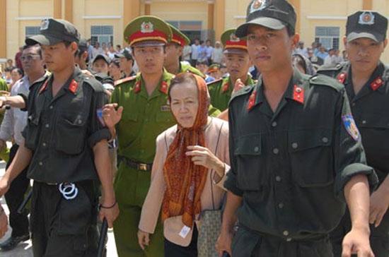 Bà Trần Ngọc Sương từng bị Tòa án Nhân dân huyện Cờ Đỏ (thành phố Cần Thơ) cáo buộc vào tội “lập quỹ trái phép” gây hậu quả đặc biệt nghiêm trọng, bị tuyên án 8 năm tù giam cũng như buộc bồi thường 4,3 tỷ đồng.