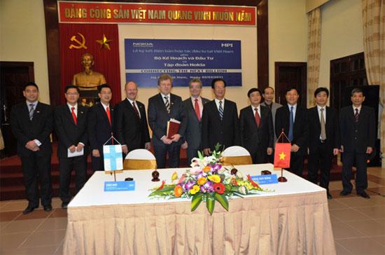 Lãnh đạo Bộ Kế hoạch và Đầu tư và đại diện Nokia ký biên bản ghi nhớ tại Hà Nội.