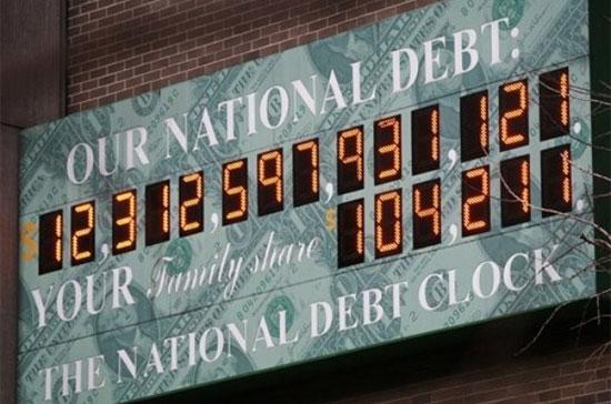 Đồng hồ chỉ báo số nợ quốc gia của Mỹ, đặt tại New York, ngày 1/2/2010. Trong tháng 2, thu ngân sách của Chính phủ Mỹ đạt 107,5 tỷ USD, tăng mạnh so với mức 87 tỷ USD cùng kỳ năm trước, nhưng mức chi lại lên tới 328,4 tỷ USD - Ảnh: AP.