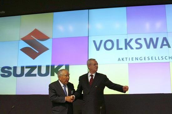 Giám đốc điều hành của Volkswagen, ông Martin Winterkorn (bên phải), bắt tay Chủ tịch kiêm Giám đốc điều hành hãng Suzuki, ông Osamu Suzuki - Ảnh: Reuters.