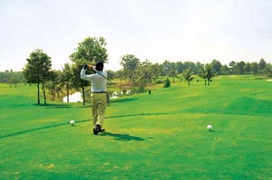 Nhiều người xem việc cấp phép tràn lan các dự án sân golf trong nhiều năm qua như một hệ lụy của việc phân cấp đầu tư.