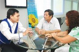 Nhân viên môi giới của Công ty Chứng khoán ACB (trái) đang tư vấn cho nhà đầu tư ngay tại sàn giao dịch - Ảnh: Lê Toàn.