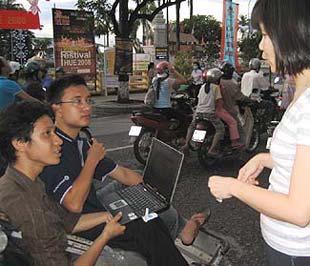 Dùng WiMax trên xích lô ở Huế trong đợt thử nghiệm công nghệ Internet không dây này tháng 6/2008.