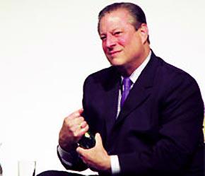 Al Gore đang được định nghĩa là: một chính trị gia, một doanh nhân, một nhà hoạt động môi trường, một nhà làm phim và quan trọng nhất: một nhà báo đang dạy báo chí.