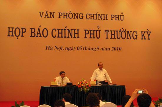 Bộ trưởng Nguyễn Xuân Phúc chủ trì buổi họp báo chiều 5/5 - Ảnh: T. Nguyên.