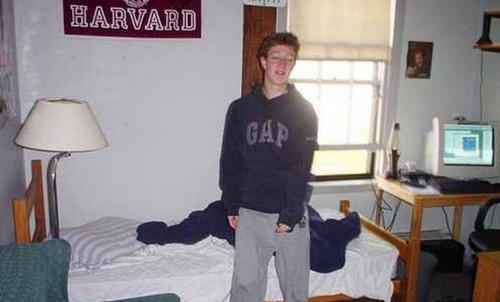 Mark Zuckerberg tại phòng ký túc xá đại học Harvard - nơi Facebook ra đời.<br>