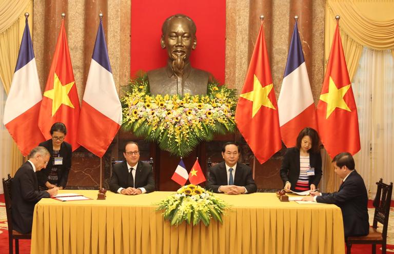 Chủ tịch nước Trần Đại Quang và Tổng thống Pháp<b> </b>François Hollande chứng kiến lễ ký giữa hai bên Việt - Pháp.<br>
