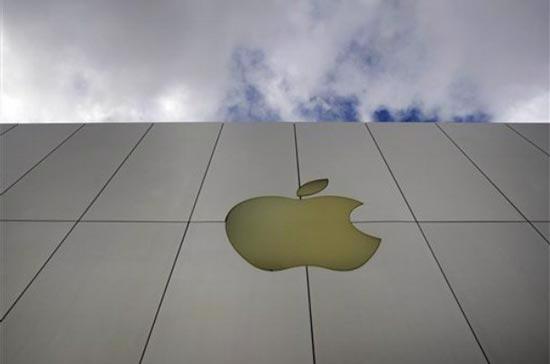 Logo hình quả táo "cắn dở" của Apple, trên tường một cửa hàng Apple tại San Francisco, Mỹ - Ảnh: AP.
