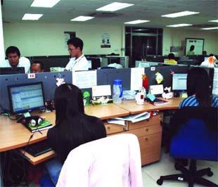 Nhân viên kiểm định phần mềm đang làm việc ở Công ty CSC Vietnam - Ảnh: Tuấn Linh.
