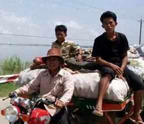 Vận chuyển hàng hóa sang Campuchia qua cửa khẩu quốc tế Tịnh Biên, tỉnh An Giang.