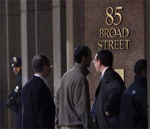 Dòng người vào ra trụ sở của Goldman Sachs ở New York, Mỹ - Ảnh: Reuters.