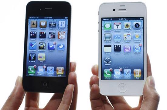 iPhone 4S mang thiết kế tương tự như iPhone 4 và cũng sở hữu hai mầu đen, trắng.