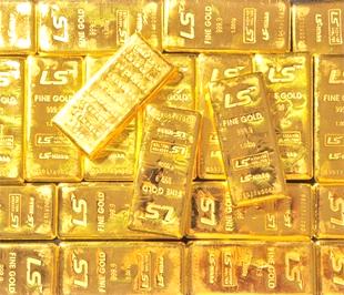 So với giá vàng thế giới quy đổi (chưa tính thuế và các chi phí khác), giá vàng bán ra trong nước đang cao hơn trên 100.000 đồng/lượng.