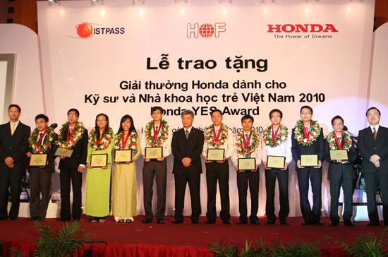 Các sinh viên xuất sắc nhận giải thưởng Honda YES Award 2010.